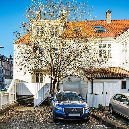 Central Apartment With Balcony, Self-Check In & Private Entrance Bergen Eksteriør bilde