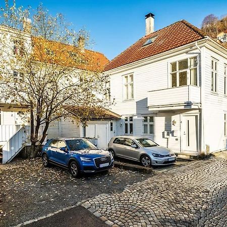 Central Apartment With Balcony, Self-Check In & Private Entrance Bergen Eksteriør bilde
