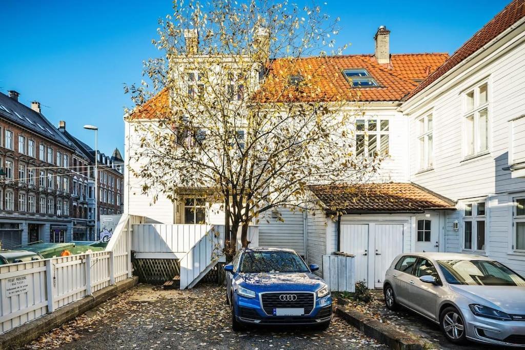 Central Apartment With Balcony, Self-Check In & Private Entrance Bergen Eksteriør bilde