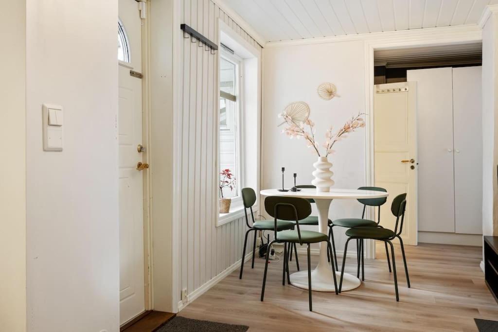 Central Apartment With Balcony, Self-Check In & Private Entrance Bergen Eksteriør bilde