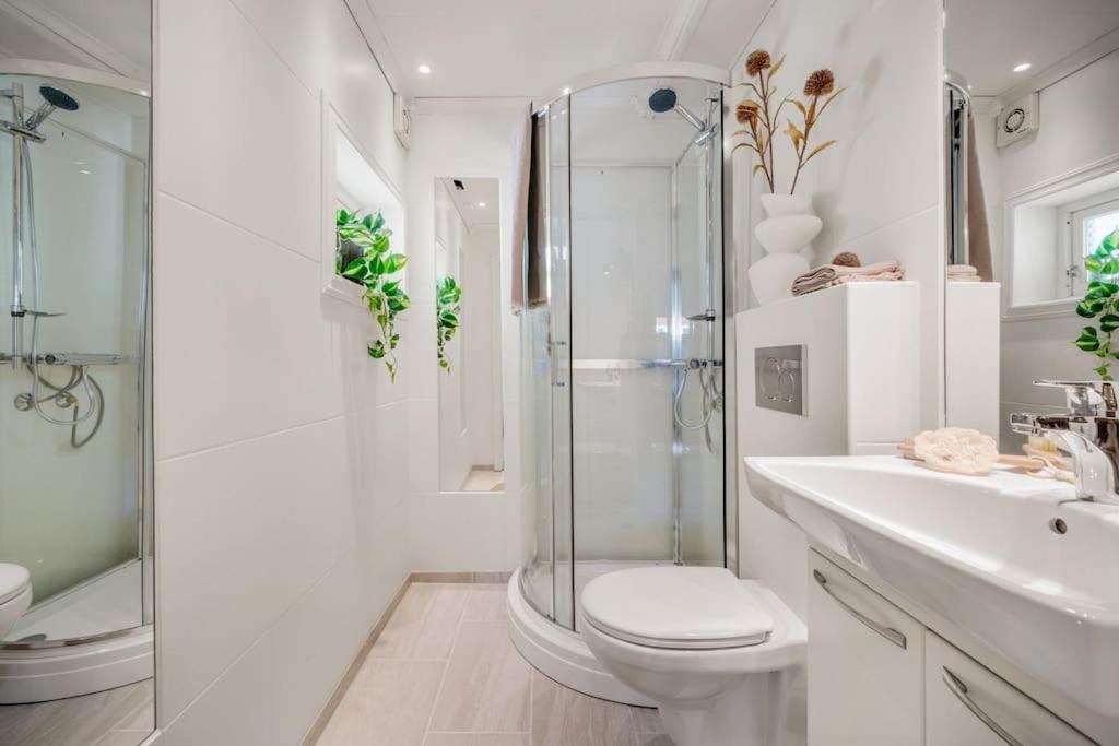 Central Apartment With Balcony, Self-Check In & Private Entrance Bergen Eksteriør bilde