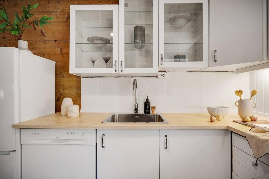 Central Apartment With Balcony, Self-Check In & Private Entrance Bergen Eksteriør bilde