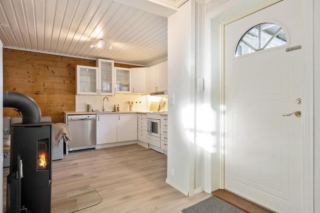 Central Apartment With Balcony, Self-Check In & Private Entrance Bergen Eksteriør bilde