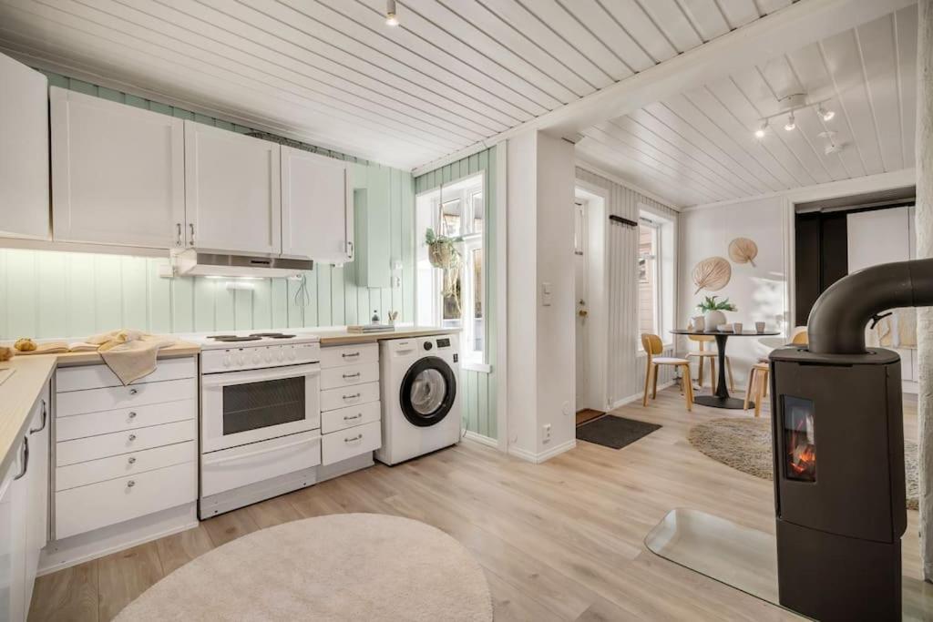 Central Apartment With Balcony, Self-Check In & Private Entrance Bergen Eksteriør bilde