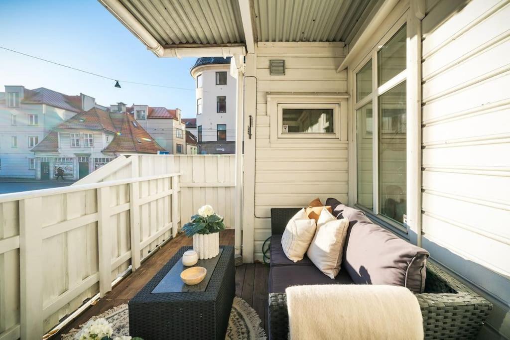 Central Apartment With Balcony, Self-Check In & Private Entrance Bergen Eksteriør bilde