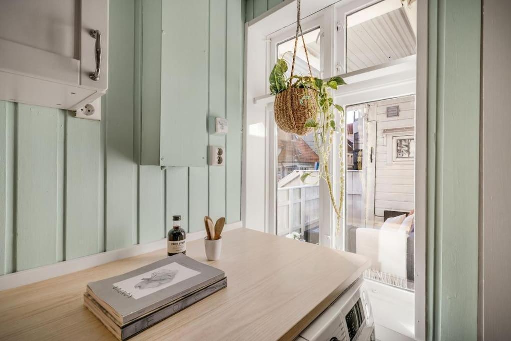 Central Apartment With Balcony, Self-Check In & Private Entrance Bergen Eksteriør bilde