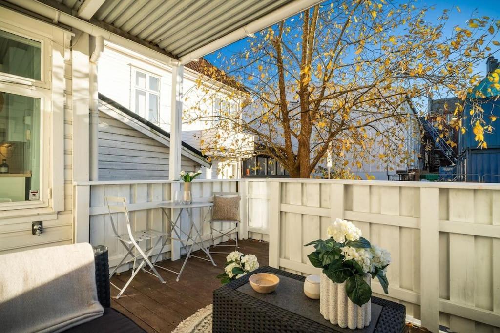 Central Apartment With Balcony, Self-Check In & Private Entrance Bergen Eksteriør bilde