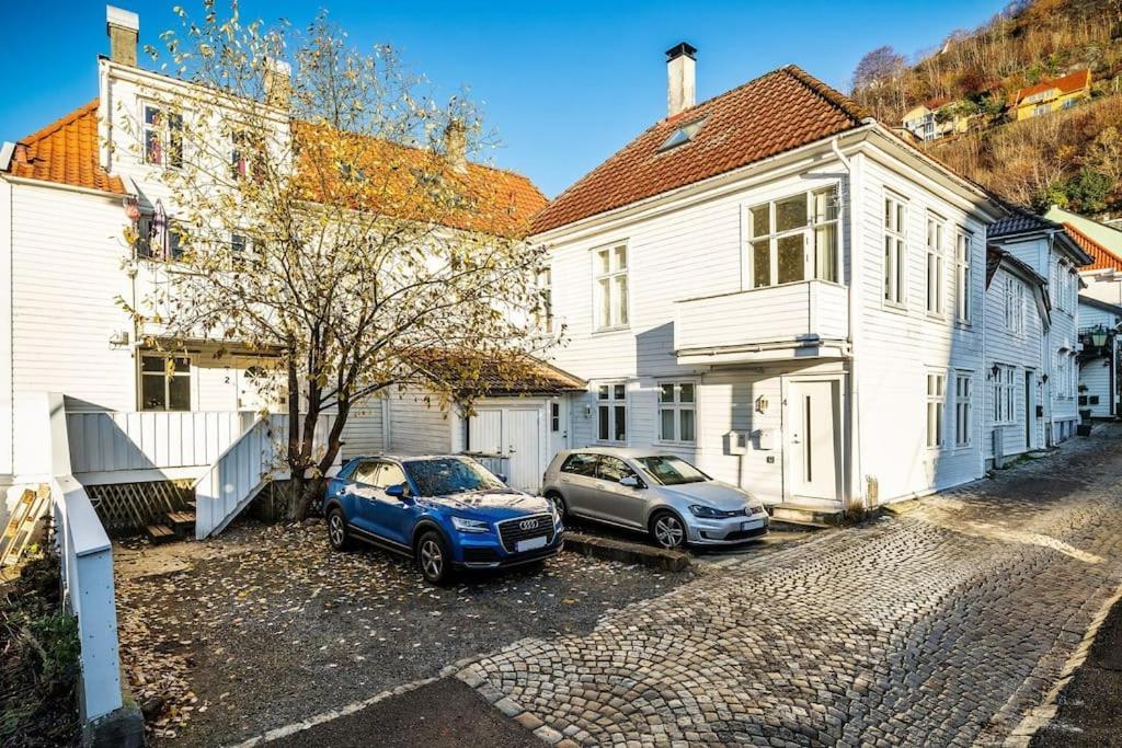 Central Apartment With Balcony, Self-Check In & Private Entrance Bergen Eksteriør bilde